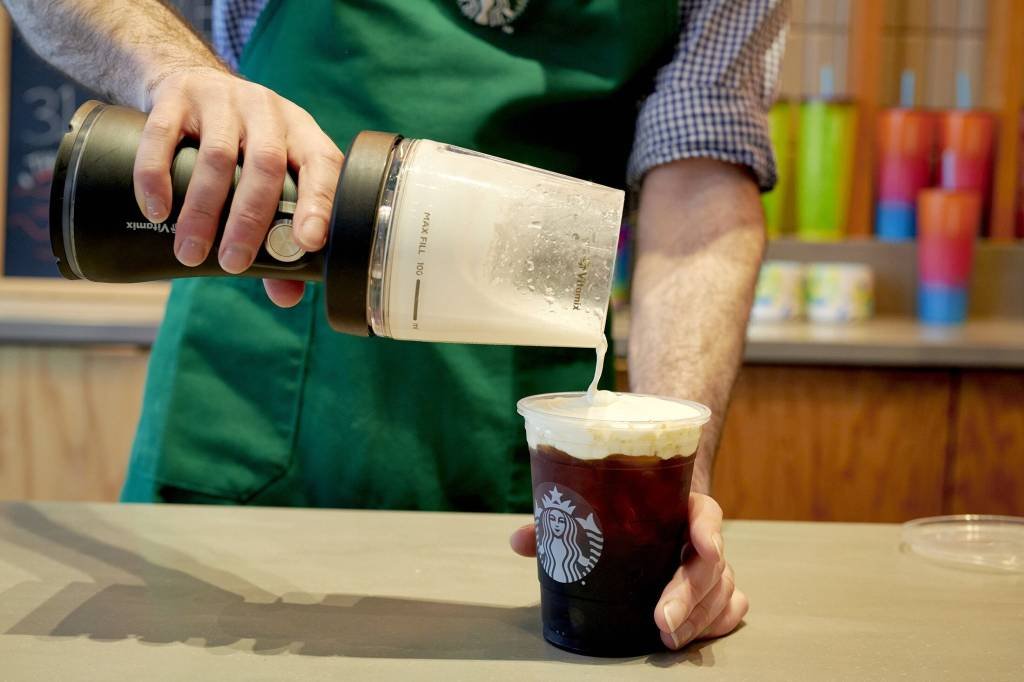 Barista da cadeia global de cafeterias Starbucks: servir apenas cinco clientes adicionais por dia em cada loja poderia aumentar a receita anual em mais de 900 milhões de dólares (Gabby Jones/BLOOMBERG BUSINESSWEEK)