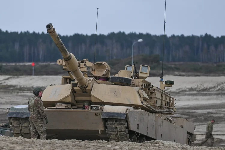 Soldado ucraniano faz manutenção em tanque perto da linha de frente em Zaporíjia (NurPhoto/Getty Images)