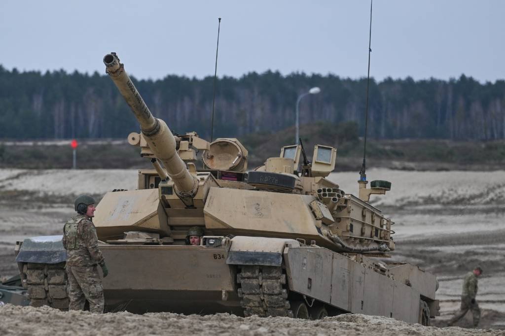 Tanques dos EUA chegam à Ucrânia, mas sem previsão de quando serão usados