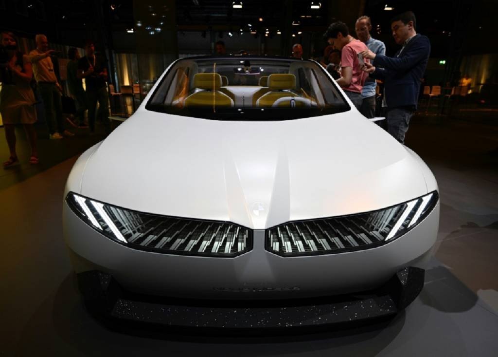 BMW apresenta conceito de sua nova geração de carros elétricos para competir com Tesla