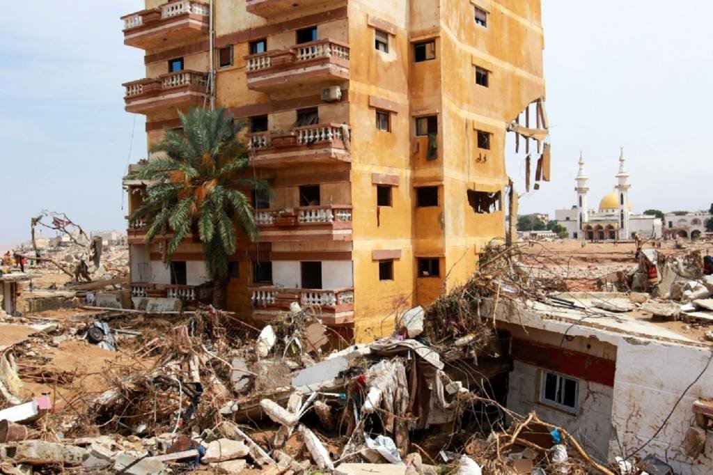 Imagens da cidade de Derna, de 100.000 habitantes, mostram vários edifícios destruídos às margens de um rio e pequenas casas submersas após o rompimento de duas represas (AFP/AFP Photo)