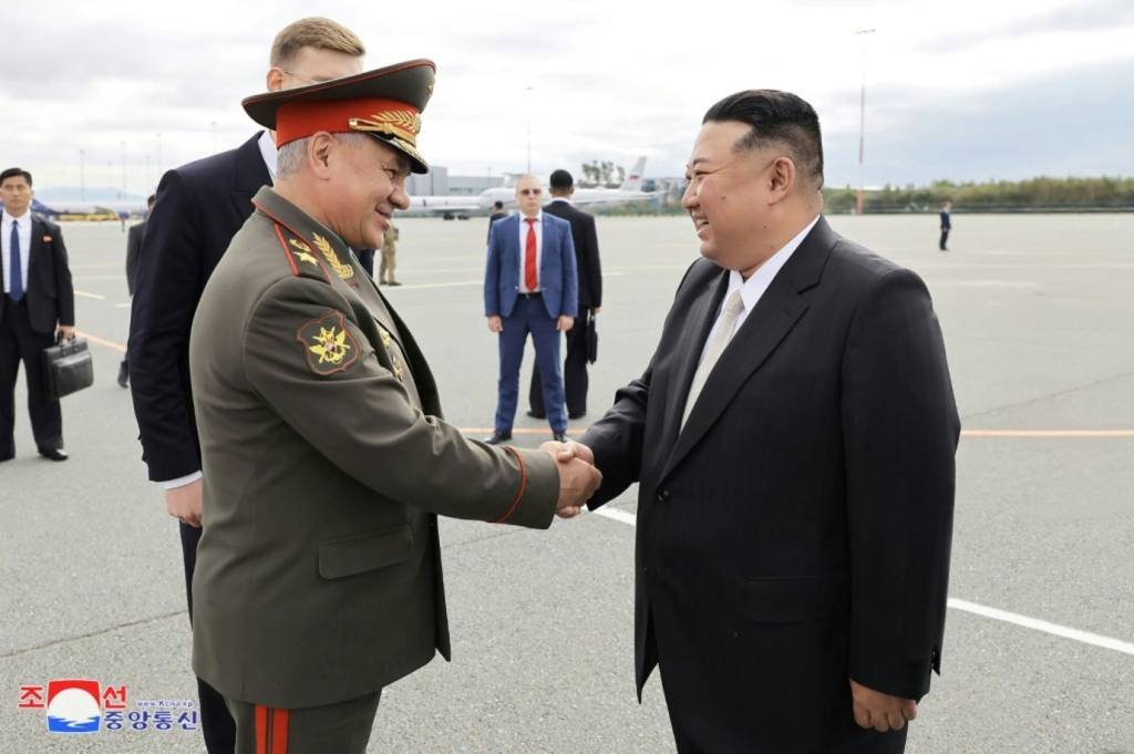 Visita: foto de 16 de setembro de 2023 divulgada pela agência oficial da Coreia do Norte (KCNA) mostra o líder norte-coreano Kim Jong-un (D) e o ministro da Defesa russo, Sergei Shoigu, em Knevichi. (AFP/AFP)