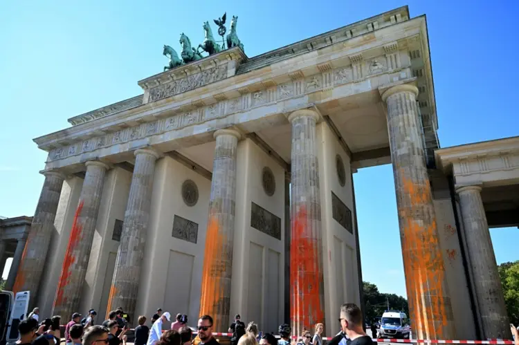 Protesto em Berlim: as paredes do Portão de Brandemburgo em Berlim foram pintadas com tinta laranja por ativistas ambientais. (AFP/AFP)