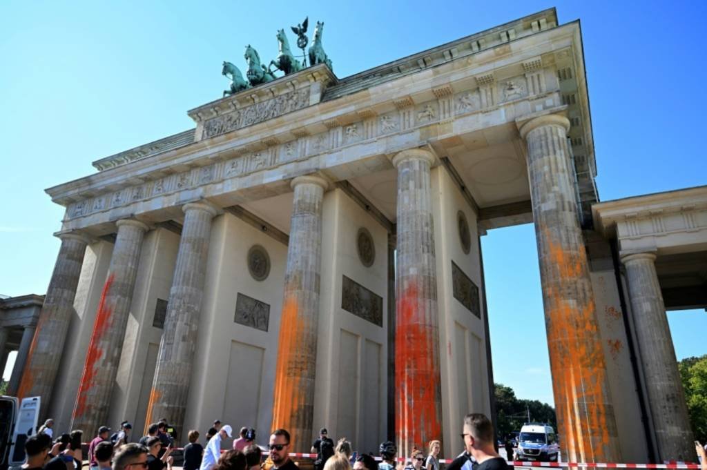 Ativistas ambientais pintam o Portão de Brandeburgo em Berlim