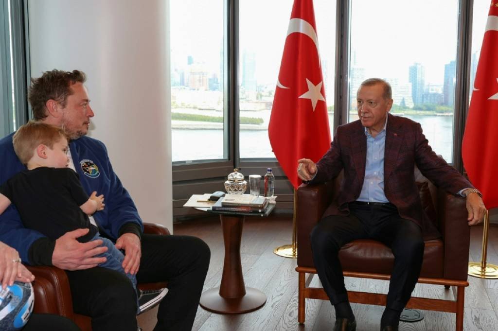 Erdogan pede a Musk instalação de fábrica Tesla na Turquia