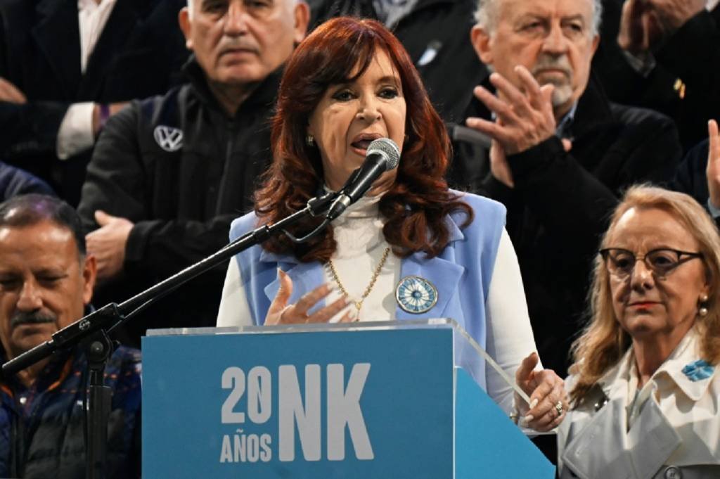 Aos 70 anos, Cristina Kirchner foi acusada de diversos casos de corrupção nos últimos anos e denunciou o que considera uma campanha de perseguição política e judicial (AFP/AFP)