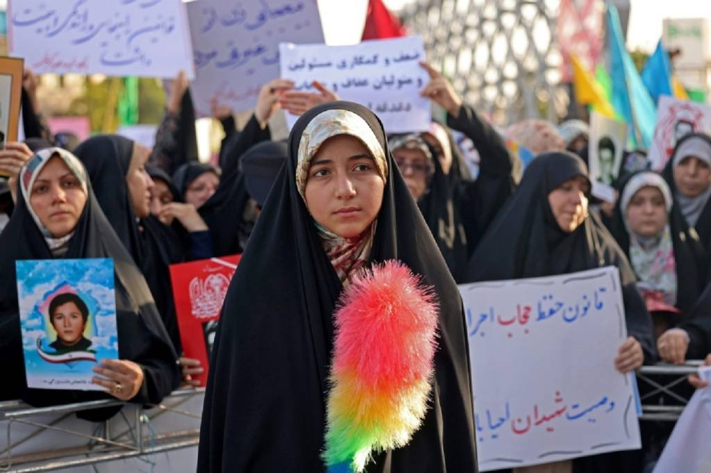Irã aprova lei que reforça sanções para mulheres que não usam véu