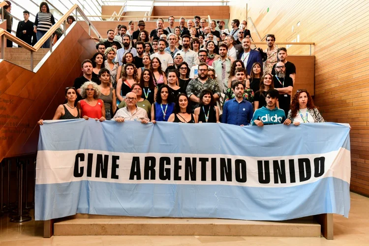 Representantes dos 25 filmes argentinos que participam da 71ª edição do Festival Internacional de Cinema de San Sebastian seguram uma faixa com os dizeres "Cinema argentino unido". (AFP/AFP)