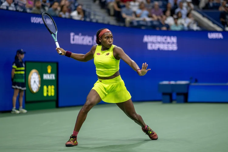 Coco Gauff, embaixadora da Rolex, se prepara para acertar o forehand no US Open 2023. (Rolex/Divulgação)