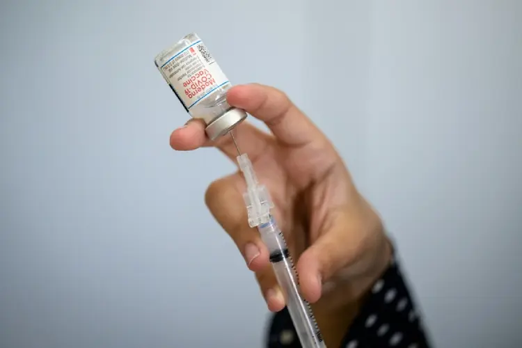 Em nota, o GDF informou que as 15 unidades básicas de saúde (UBS) destinadas à vacinação seguem em funcionamento durante todo o carnaval (Issam Ahmed/AFP)