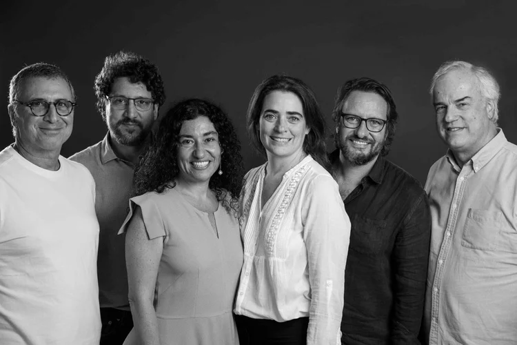 Celso Loducca, Giuliano Cedroni, Paula Cosenza, Justine Otondo, João Queiroz e Maurício Ramos, do Ventre Studio: mais de 40 projetos desde 2020 (Divulgação/Divulgação)