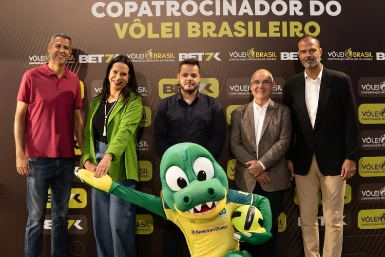 Os medalhistas olímpicos Dante e Virna, o diretor de negócios da Bet7k, José Victor, o presidente da CBV, Radamés Lattari, o diretor comercial da CBV, Henrique Netto, e o mascote da seleção Zécaré.  (Neto Lins/Divulgação)