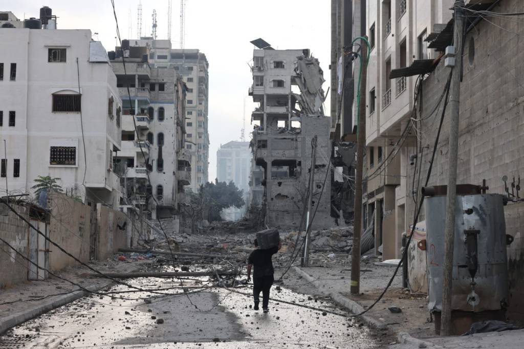 Região de Gaza destruída por ataques de Israel, na terça, 10 (MOHAMMED ABED/AFP)