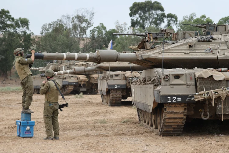 Aviões de combate de Israel atacaram a Faixa de Gaza bairro por bairro nesta terça-feira (JACK GUEZ /AFP)