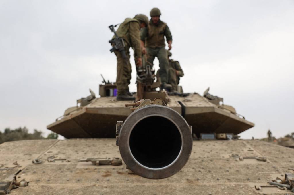 Israel continuou com a operação militar terrestre na manhã desta quarta-feira, um dia após o anúncio do acordo (JACK GUEZ/AFP)