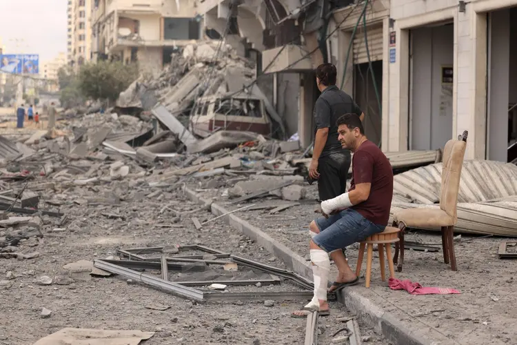 Embaixada consegue contato com os brasileiros de Gaza (MAHMUD HAMS/AFP)