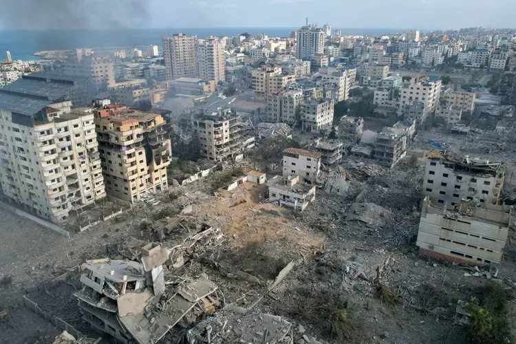 Prédios danificados por ataques aéreos em Gaza, na terça, dia 10 (BELAL AL SABBAGH/AFP)
