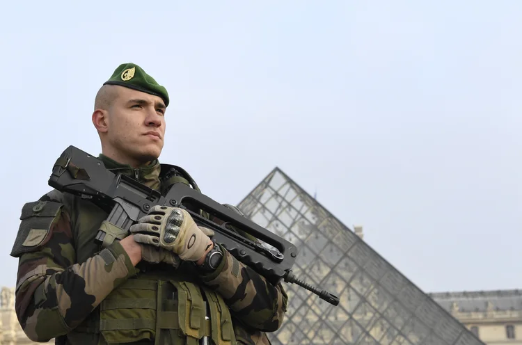 museu do Louvre em Paris fechou "por razões de segurança" em 14 de outubro de 2023 enquanto a França está em alerta máximo após um ataque na cidade de Arras, no nordeste do país. (ALAIN JOCARD/AFP)