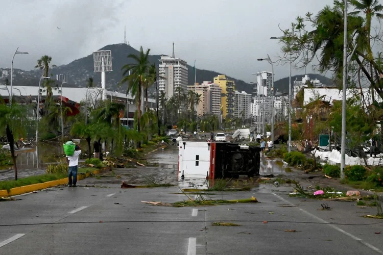 View of the damage caused after the passage of Hurricane Otis in Acapulco, Guerrero State, Mexico, on October 25, 2023. Mexican authorities rushed to send emergency aid, restore communications and assess damage in the Pacific beach resort of Acapulco on Wednesday after a powerful hurricane left a trail of destruction. President Andres Manuel Lopez Obrador personally joined an official convoy heading for the seaside city by road, despite reports of landslides and other debris blocking the way. (Photo by FRANCISCO ROBLES / AFP) (FRANCISCO ROBLES/AFP)