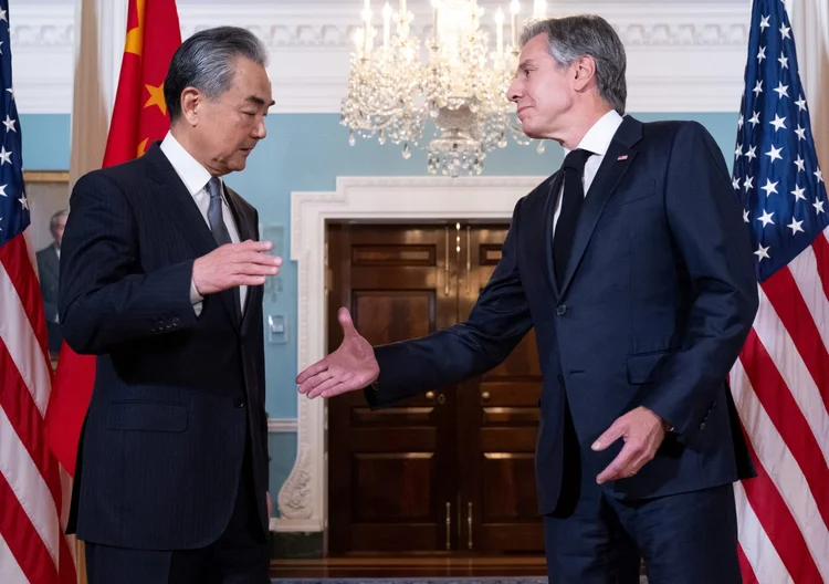 O secretário de Estado americano, Antony Blinken, cumprimenta o chanceler chinês, Wang Yi, antes das reuniões no Departamento de Estado, em Washington (SAUL LOEB/AFP)