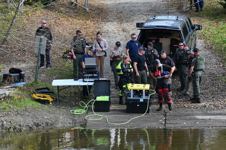 Agentes da polícia e do FBI foram instalados nesta sexta em vários locais (ANGELA WEISS/AFP)