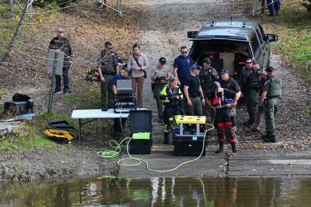 FBI, drones e veículos blindados: a operação dos EUA para capturar o atirador do Maine