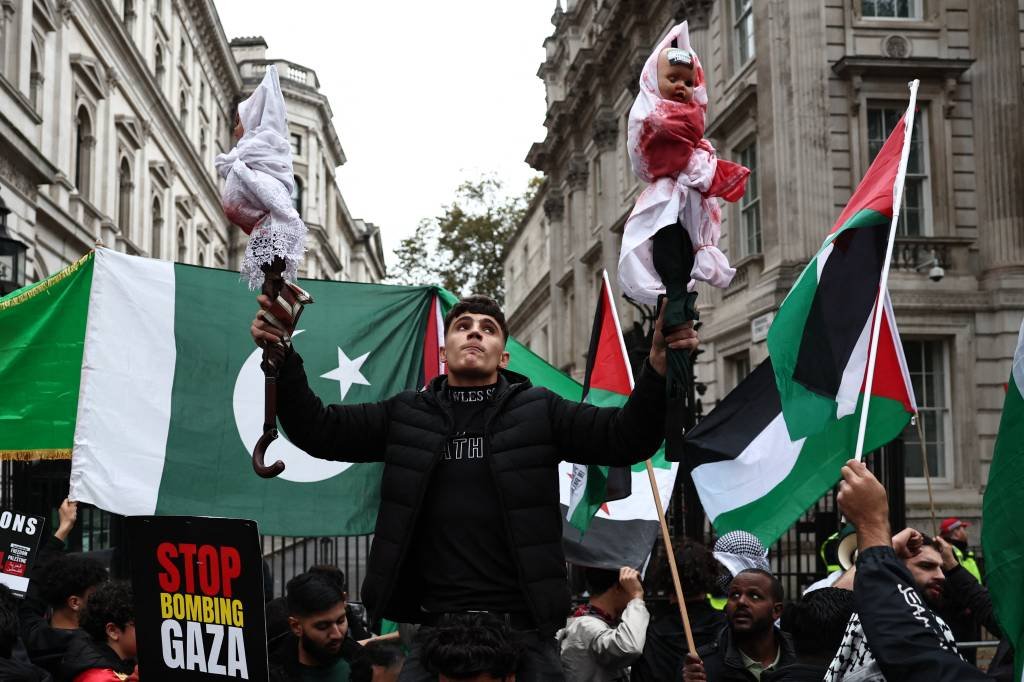 Um manifestante segura pacotes representando um bebê morto fora dos portões de Downing Street após participar de uma 'Marcha pela Palestina' em Londres, em 28 de outubro de 2023