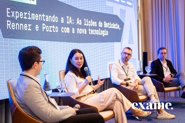 EXAME IA Summit: Leila Martins, Chief Data Officer da Renner; Daniel Knopfholz, Vice-Presidente de Tecnologia e Gente do Grupo Boticário, e Marcos Sirelli, CIO da Porto (Hernan Muttoni/Exame)