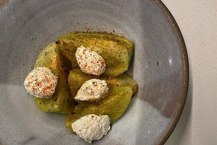 Tomate verde assado, cottage e azeite, do Restaurante 31 (Instagram/Divulgação)
