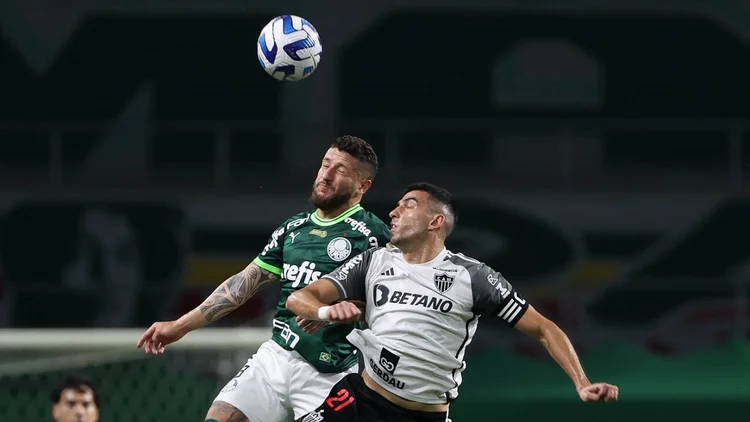 O jogador Zé Rafael, da SE Palmeiras, disputa bola com o jogador do C Atlético Mineiro, durante partida válida pela oitava de final, volta, da Copa Libertadores, na arena Allianz Parque. (Foto: Cesar Greco/Palmeiras/by Canon) (Cesar Greco/Palmeiras/Flickr)