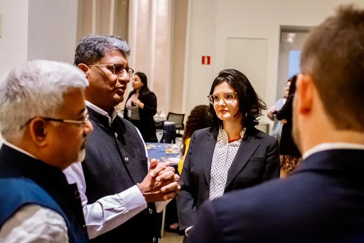 Sunil Barthwal, secretário de Comércio da Índia (ao centro), conversa com Tatiana Prazeres, secretária de Comércio Exterior do MDIC
 (Gabriel Lemes/Divulgação)
