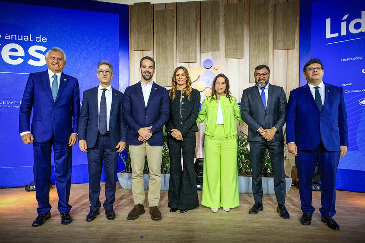 Da esquerda para a direita, Ronaldo Caiado, governador de Goiás; Romeu Zema, de Minas Gerais; Eduardo Leite, do Rio Grande do Sul; Regina Esteves, diretora-presidente da Comunitas; Raquel Lyra, governadora de Pernambuco; Wilson Lima, governador do Amazonas; Rafael Fonteles, do Piauí: desafio de governar em meio ao aquecimento global (Gustavo Mansur/ Palácio Piratini/Flickr)