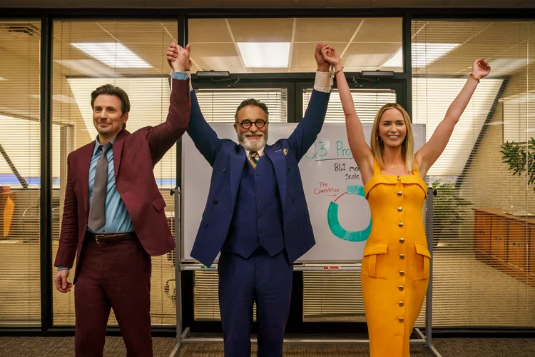 "Máfia da Dor" com Chris Evans como Brenner, Andy Garcia como Neel e Emily Blunt como Liza. (Brian Douglas/Netflix /Divulgação)