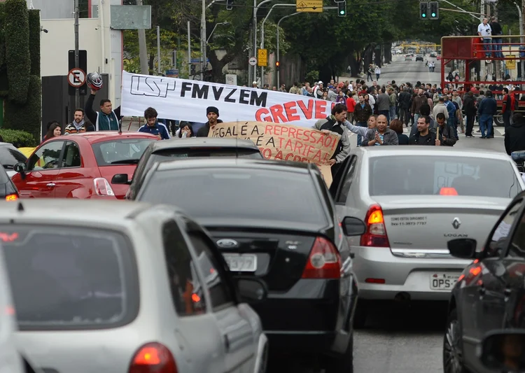 Funcionários, professores e alunos das universidades estaduais paulistas protestam em frente ao portão principal da USP (Marcello Casal Jr/Agência Brasil) (Marcello Casal Jr/Agência Brasil)