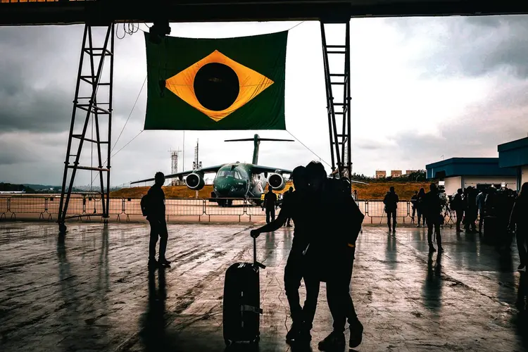 Imagem de chegada de brasileiros (terceiro avião da FAB vindo de Israel) (GABRIEL SILVA/ATO PRESS/Estadão Conteúdo)