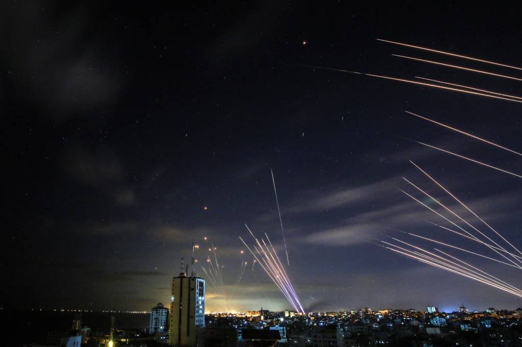 Israel ataca aeroportos da Síria, diz TV estatal síria