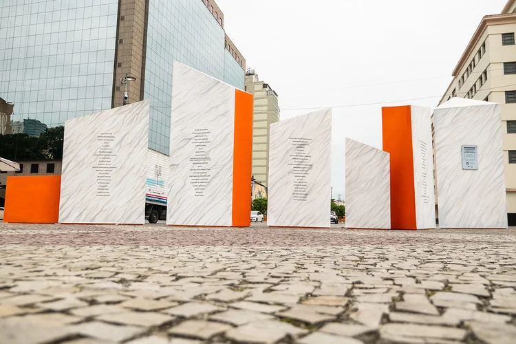 Monumento do Empreendedorismo, no centro do RJ: uma homenagem do Inter, instalação traz, nas paredes, uma lista de empresas que superaram os desafios e seguem prosperando (INTER/Divulgação)