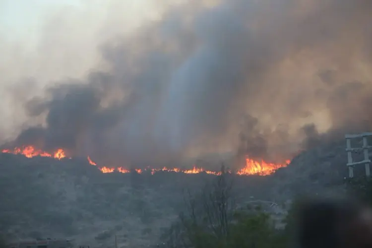 As condições climáticas prejudicam os esforços das equipes, que lutam contra o avanço de chamas em meio a temperaturas de até 34ºC (Gobierno de Córdoba/Divulgação)
