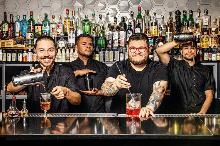 Tan Tan: equipe de bartenders está pronta para ouvir o cliente e sugerir um drink especial. (Divulgação/Divulgação)