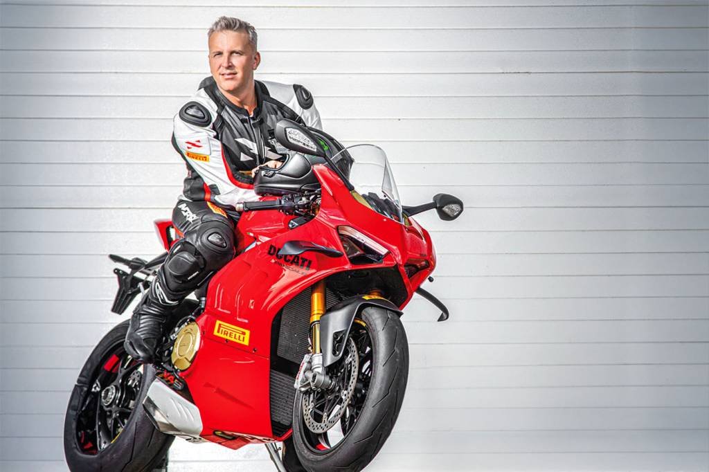 CEO da Pirelli: a primeira moto foi aos 27 anos, hoje pilota em altas velocidades em pista fechada