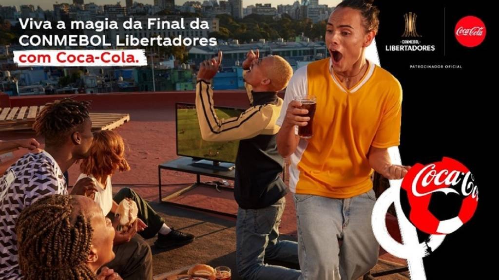 Coca-Cola e Conmbeol: acordo inclui a exposição das marcas nos estádios, tanto no campo quanto na zona mista nos bancos e vestiários, ativações nos estádios e na Fan Zone (Coca-Cola/Divulgação)