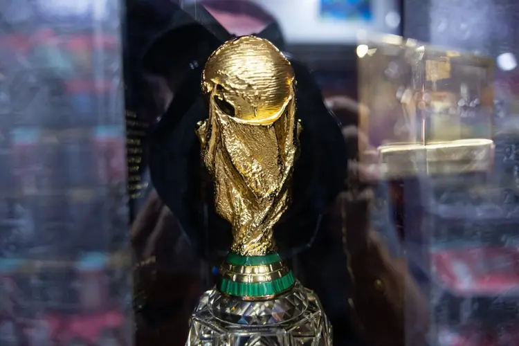 Copa do Mundo: Réplica do troféu da Copa do Mundo à venda durante evento da FIFA em Dubai, em novembro de 2022 (Christopher Pike/Bloomberg)