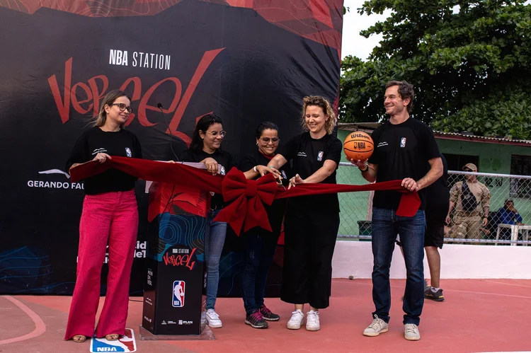 NBA Station: Em parceria com as ONGs Gerando Falcões e Instituto Manda Ver, a NBA inaugurou, nesta segunda-feira, 16, sua mais nova quadra no bairro de Vergel do Lago, em Maceió (Mirelly Pereira/Reprodução)