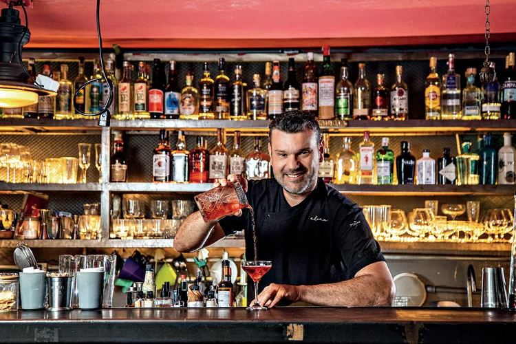 Alex Mesquita: inspiração para a profissão veio do longa Cocktail. (Leandro Fonseca/Exame)