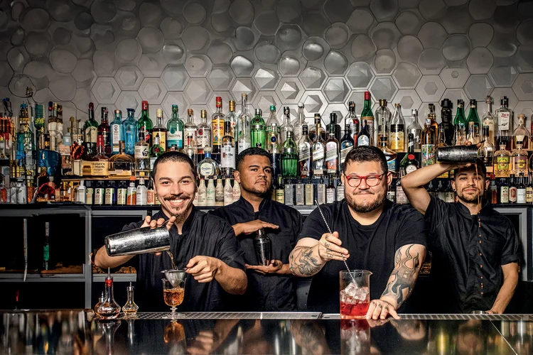 Tan Tan: equipe de bartenders está pronta para ouvir o cliente e sugerir um drinque especial. (Divulgação /Divulgação)
