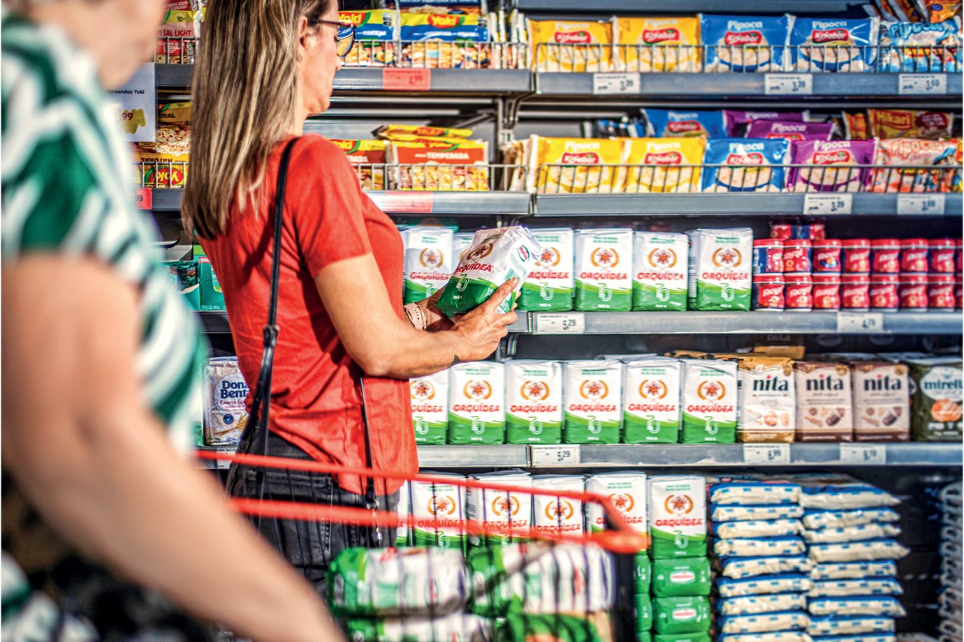 Preços no supermercado recuam 4,22% em 2023 e fazem consumo nos lares crescer 3,09%