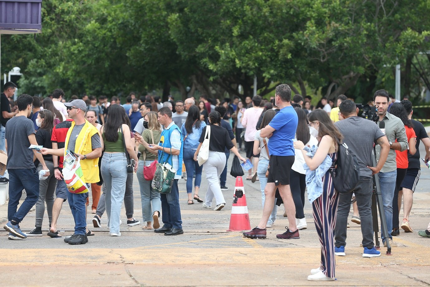 Enem está mantido em SP com geradores em escolas; alunos são orientados a irem fazer a prova