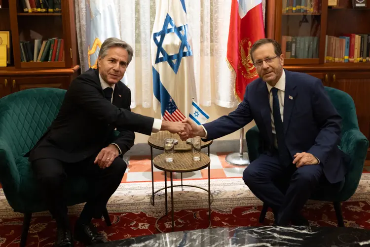 O secretário de Estado dos EUA, Antony Blinken, ao lado do presidente de Israel, Isaac Herzog, em Tel Aviv (X/Reprodução)