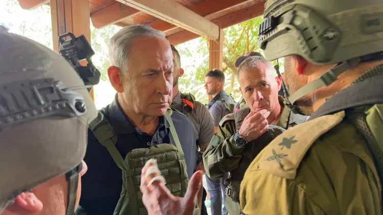 Benjamim Netanyahu: premiê de Israel durante conversa com militares (X/Divulgação)