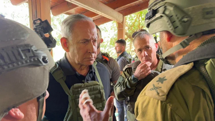 Benjamim Netanyahu: premiê de Israel durante conversa com militares (X/Divulgação)